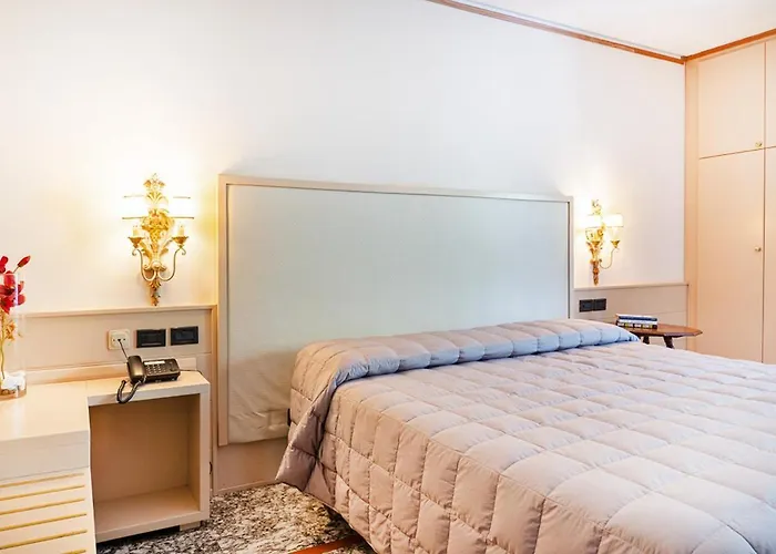 Отель Daniel 4*